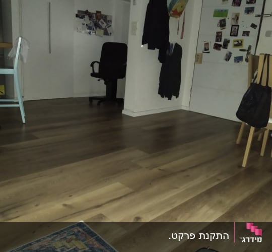 רצפת פרקט בגוון אלון טבעי מותקנת בחלל מגורים